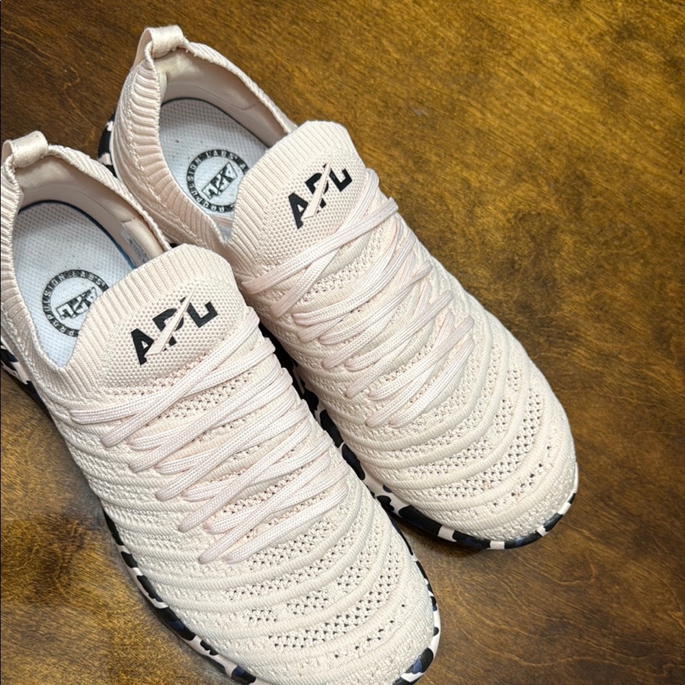APL Women's Techloom Wave W size 9 cream/black/leopard RARE sold out in women’s!